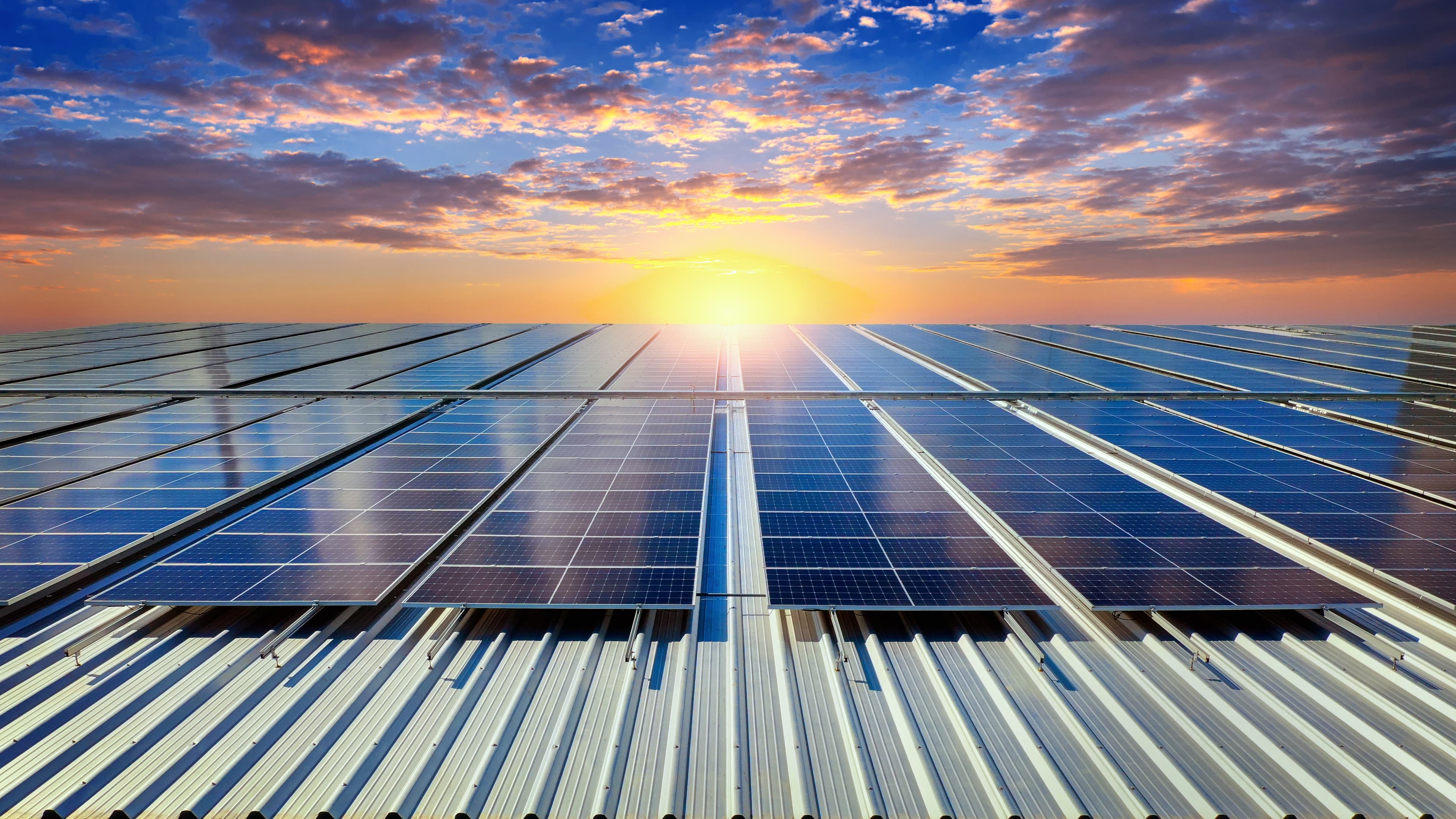 Painéis solares instalados em telhado — energia fotovoltaica